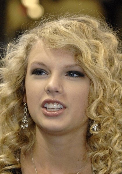 Taylor Swift — Detroit Lions Game on Thanksgiving Day — photo 3