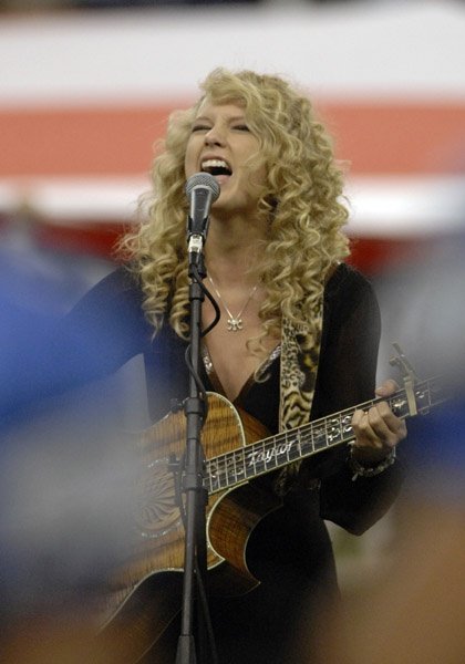 Taylor Swift — Detroit Lions Game on Thanksgiving Day — photo 7