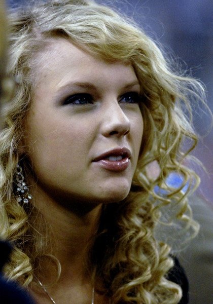 Taylor Swift — Detroit Lions Game on Thanksgiving Day — photo 9