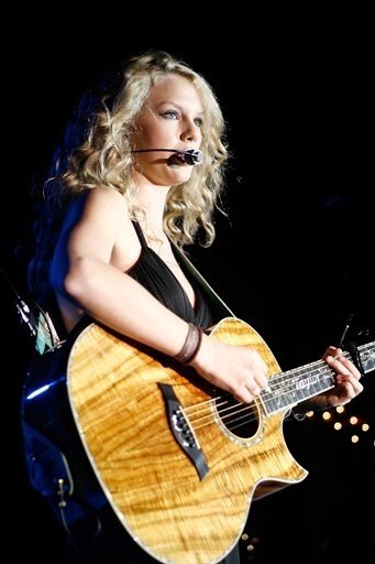 Taylor Swift — @ Grizzly Rose, DenverCo — photo 2