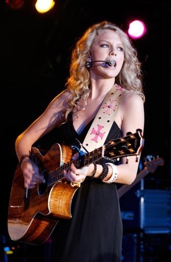 Taylor Swift — @ Grizzly Rose, DenverCo — photo 3