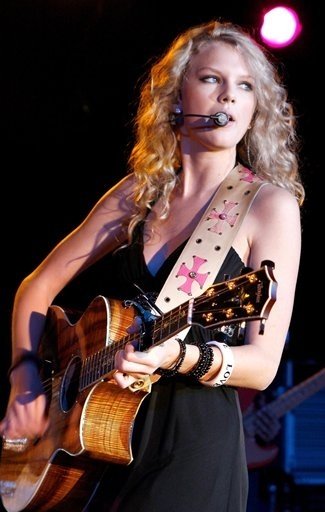 Taylor Swift — @ Grizzly Rose, DenverCo — photo 7