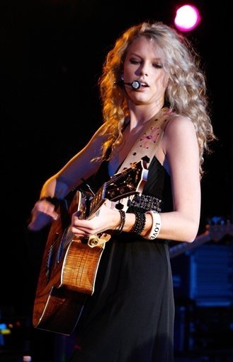 Taylor Swift — @ Grizzly Rose, DenverCo — photo 8