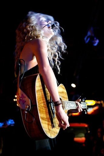 Taylor Swift — @ Grizzly Rose, DenverCo — photo 9
