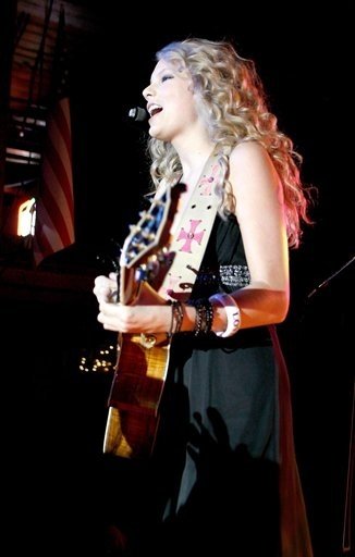 Taylor Swift — @ Grizzly Rose, DenverCo — photo 13