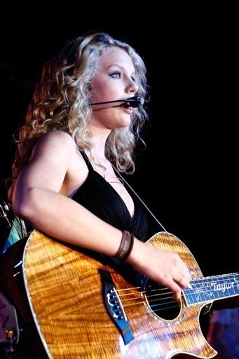 Taylor Swift — @ Grizzly Rose, DenverCo — photo 18
