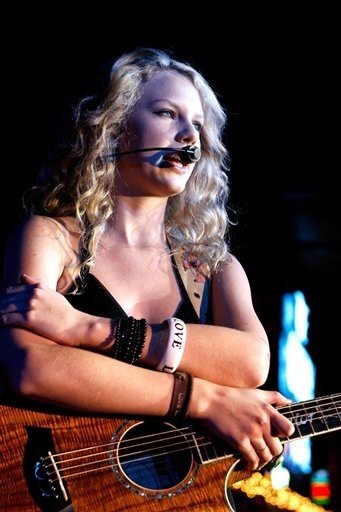 Taylor Swift — @ Grizzly Rose, DenverCo — photo 19