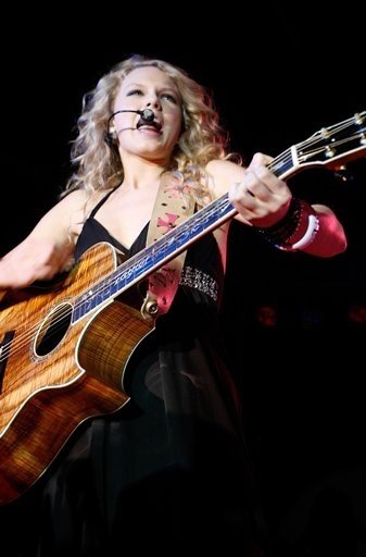 Taylor Swift — @ Grizzly Rose, DenverCo — photo 23