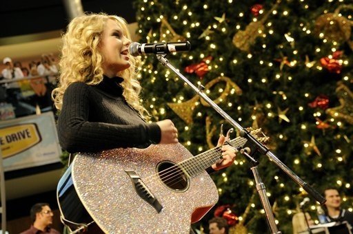 Taylor Swift — Holiday Holla at the Mall of America in Bloomington — photo 2