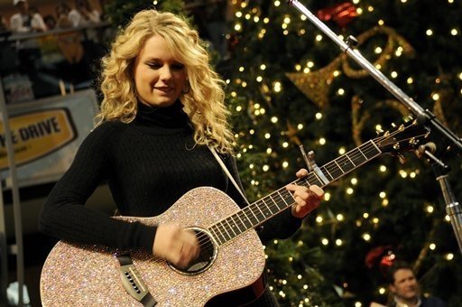 Taylor Swift — Holiday Holla at the Mall of America in Bloomington — photo 3