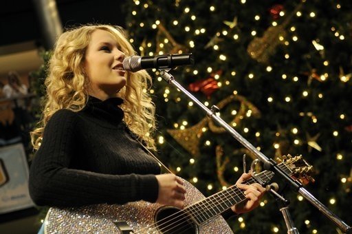 Taylor Swift — Holiday Holla at the Mall of America in Bloomington — photo 4