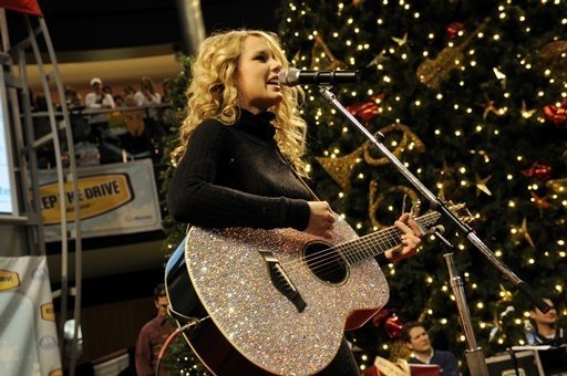 Taylor Swift — Holiday Holla at the Mall of America in Bloomington — photo 5