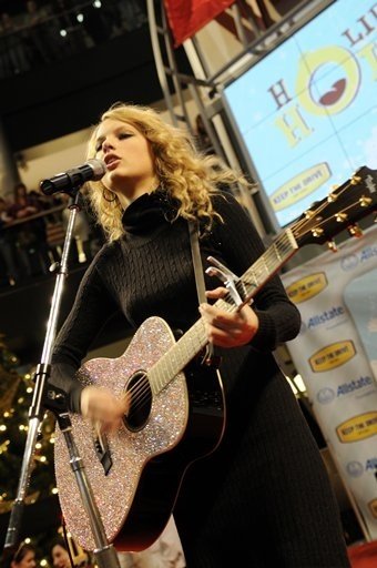 Taylor Swift — Holiday Holla at the Mall of America in Bloomington — photo 6