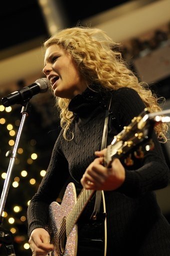 Taylor Swift — Holiday Holla at the Mall of America in Bloomington — photo 7
