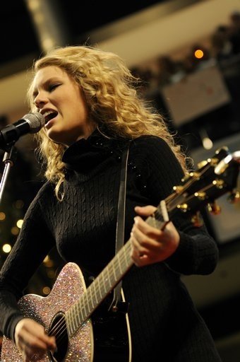 Taylor Swift — Holiday Holla at the Mall of America in Bloomington — photo 8