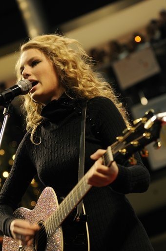 Taylor Swift — Holiday Holla at the Mall of America in Bloomington — photo 9