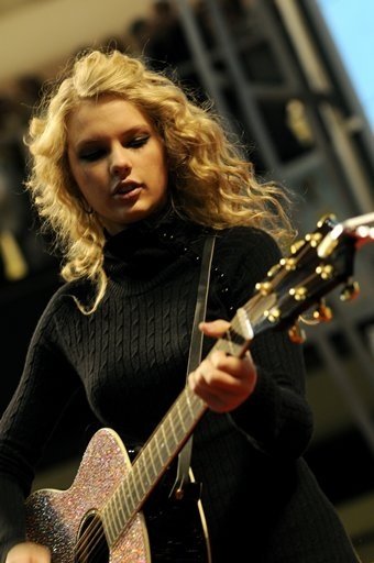 Taylor Swift — Holiday Holla at the Mall of America in Bloomington — photo 10