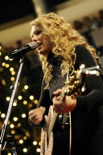 Taylor Swift — Holiday Holla at the Mall of America in Bloomington — photo 11
