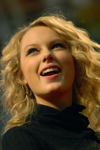 Taylor Swift — Holiday Holla at the Mall of America in Bloomington — photo 12