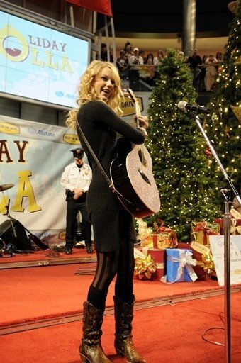 Taylor Swift — Holiday Holla at the Mall of America in Bloomington — photo 13