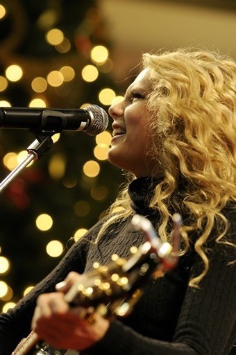 Taylor Swift — Holiday Holla at the Mall of America in Bloomington — photo 16