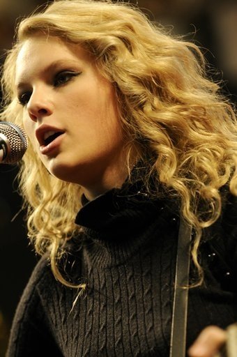 Taylor Swift — Holiday Holla at the Mall of America in Bloomington — photo 17