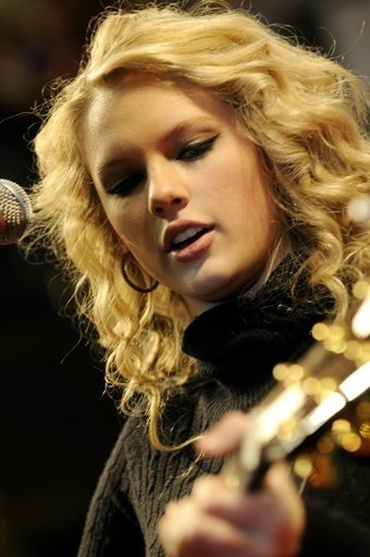 Taylor Swift — Holiday Holla at the Mall of America in Bloomington — photo 18