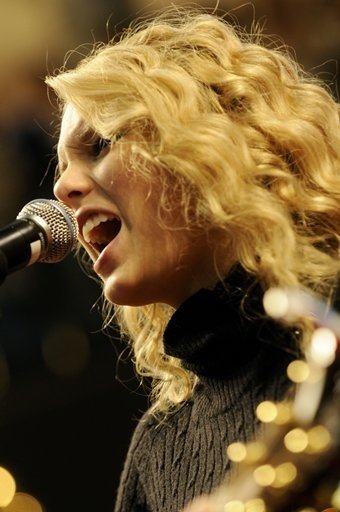 Taylor Swift — Holiday Holla at the Mall of America in Bloomington — photo 19