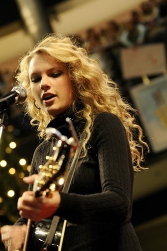 Taylor Swift — Holiday Holla at the Mall of America in Bloomington — photo 20