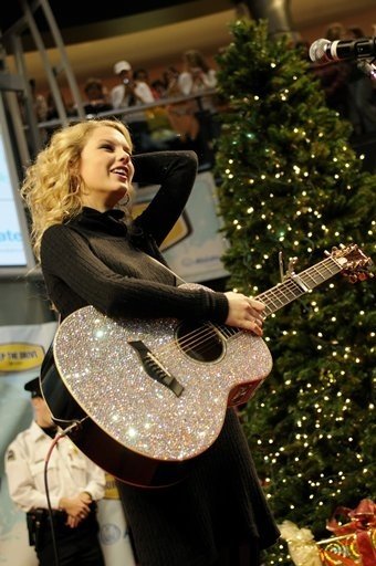 Taylor Swift — Holiday Holla at the Mall of America in Bloomington — photo 21