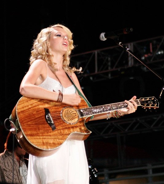 Taylor Swift — June 10 - CMA Music Festival — photo 13