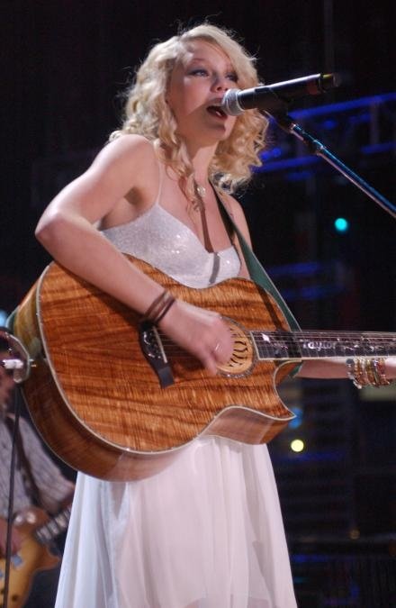 Taylor Swift — June 10 - CMA Music Festival — photo 21