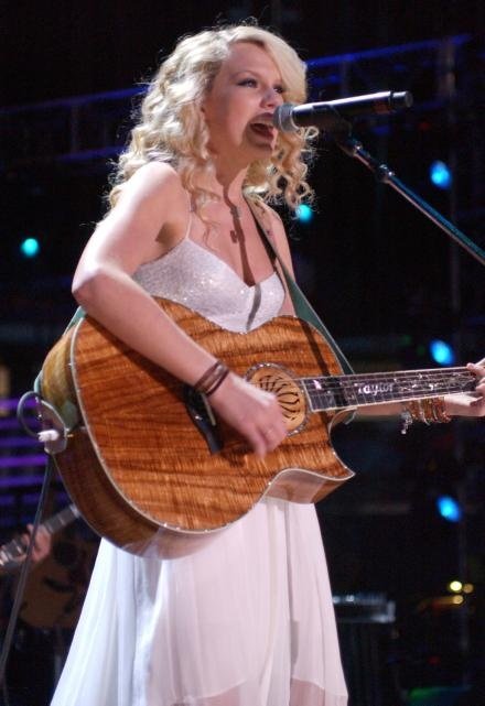 Taylor Swift — June 10 - CMA Music Festival — photo 22