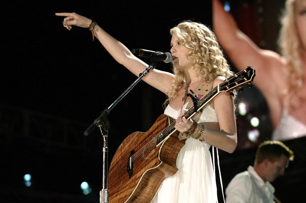 Taylor Swift — June 10 - CMA Music Festival — photo 52