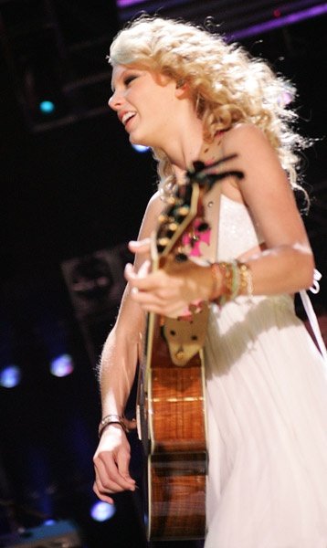 Taylor Swift — June 10 - CMA Music Festival — photo 56