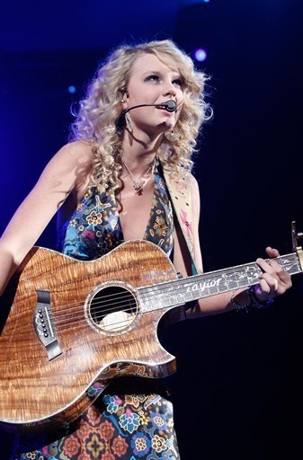 Taylor Swift — @ Pepsi center — photo 19