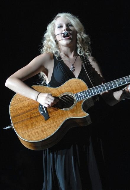 Taylor Swift — @ Raleigh NC — photo 5