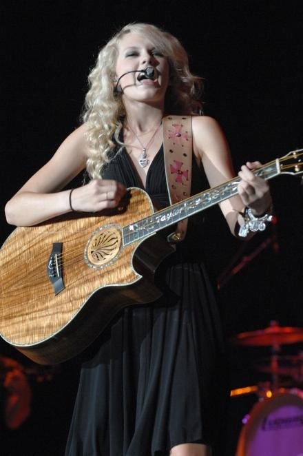 Taylor Swift — @ Raleigh NC — photo 10