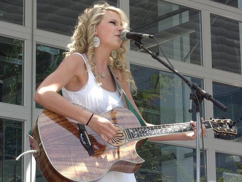Taylor Swift — Special Yahoo! Performance — photo 3