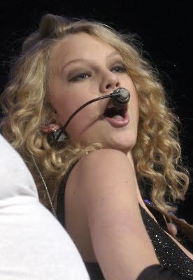 Taylor Swift — @ Van Andel Arena in Grand Rapids Mich — photo 2