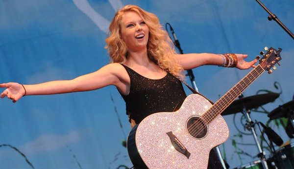 Taylor Swift — 16th Annual Country Thunder — photo 3