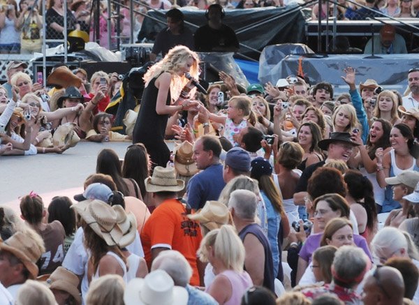 Taylor Swift — 16th Annual Country Thunder — photo 5
