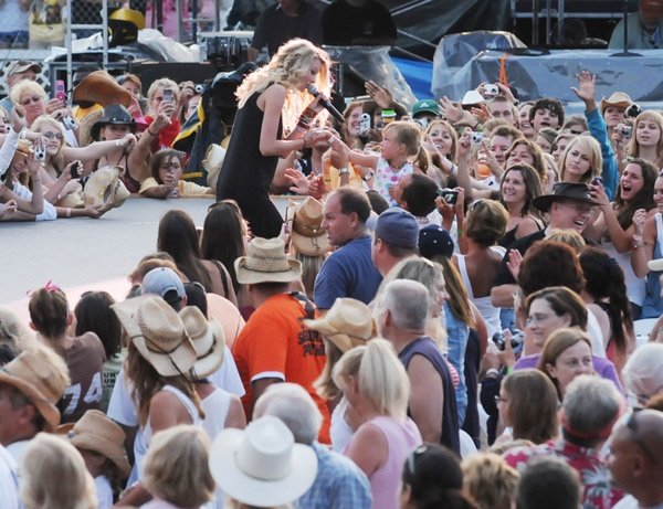 Taylor Swift — 16th Annual Country Thunder — photo 7