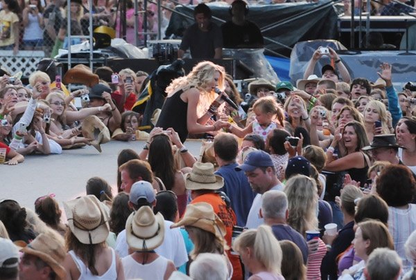 Taylor Swift — 16th Annual Country Thunder — photo 8