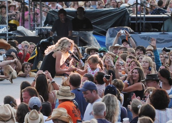 Taylor Swift — 16th Annual Country Thunder — photo 14