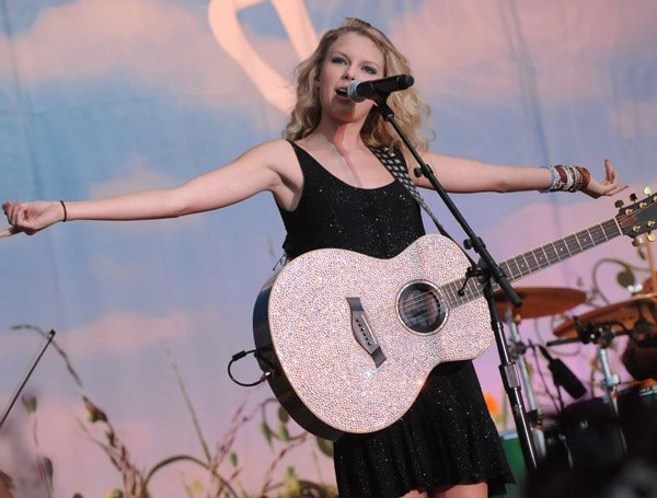 Taylor Swift — 16th Annual Country Thunder — photo 16
