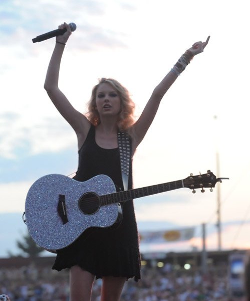 Taylor Swift — 16th Annual Country Thunder — photo 20