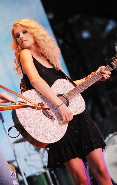 Taylor Swift — 16th Annual Country Thunder — photo 25