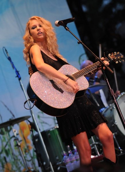 Taylor Swift — 16th Annual Country Thunder — photo 30