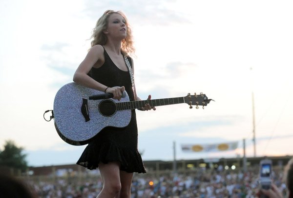 Taylor Swift — 16th Annual Country Thunder — photo 31